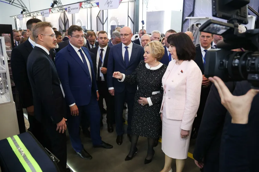 Валентина Матвиенко и Наталья Кочанова посетили выставку достижений народного хозяйства регионов России и Беларуси